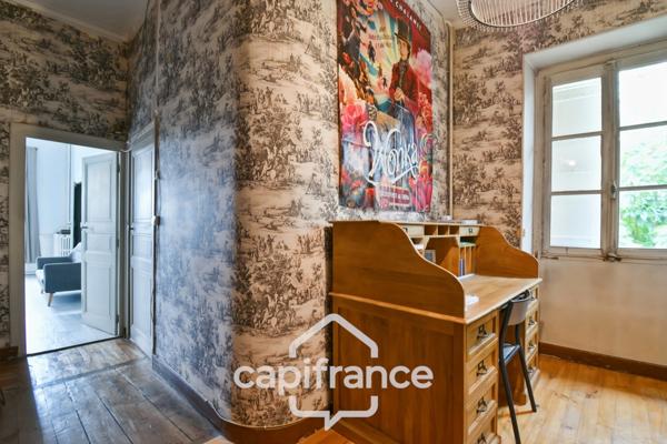 Maison de caractère à vendre, En Charente Maritime (17)centre ville SAINT JEAN D'ANGELY, 7 pièces avec jardin clos