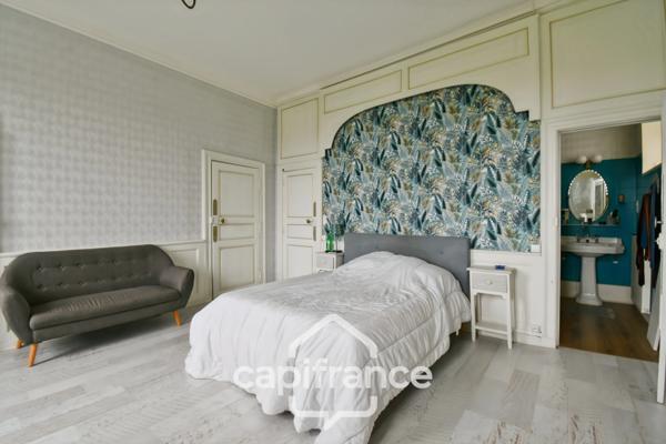 Maison de caractère à vendre, En Charente Maritime (17)centre ville SAINT JEAN D'ANGELY, 7 pièces avec jardin clos