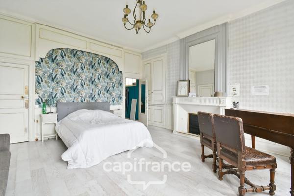 Maison de caractère à vendre, En Charente Maritime (17)centre ville SAINT JEAN D'ANGELY, 7 pièces avec jardin clos