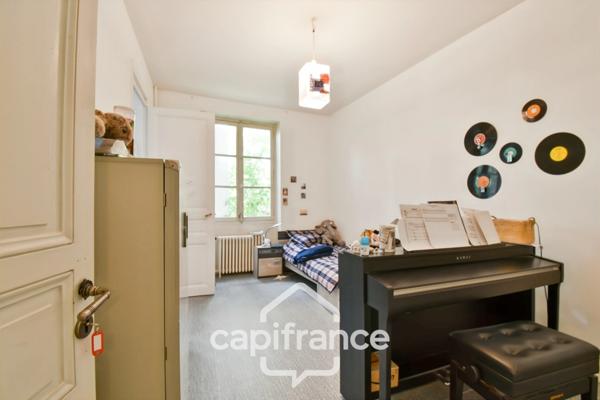 Maison de caractère à vendre, En Charente Maritime (17)centre ville SAINT JEAN D'ANGELY, 7 pièces avec jardin clos