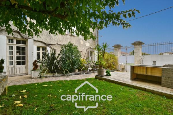Maison de caractère à vendre, En Charente Maritime (17)centre ville SAINT JEAN D'ANGELY, 7 pièces avec jardin clos