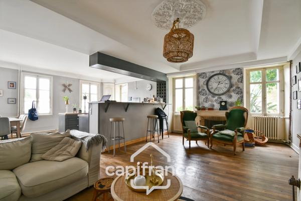 Maison de caractère à vendre, En Charente Maritime (17)centre ville SAINT JEAN D'ANGELY, 7 pièces avec jardin clos