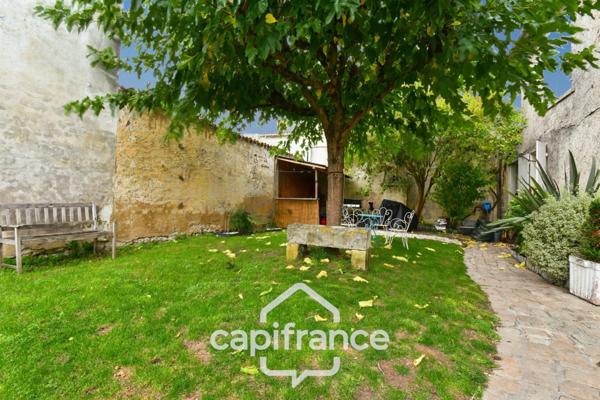 Maison de caractère à vendre, En Charente Maritime (17)centre ville SAINT JEAN D'ANGELY, 7 pièces avec jardin clos
