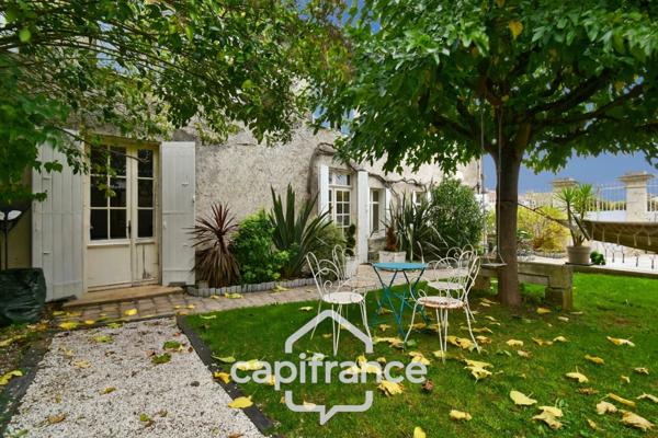 Maison de caractère à vendre, En Charente Maritime (17)centre ville SAINT JEAN D'ANGELY, 7 pièces avec jardin clos