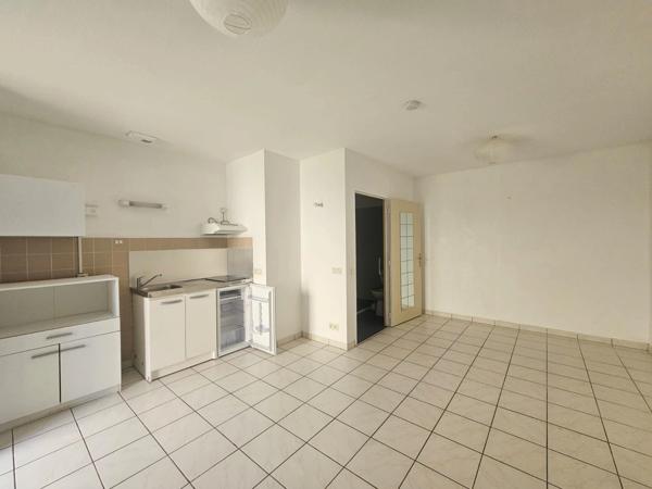 Appartement rez de chaussé situé dans une résidence sénior, commodités à pied