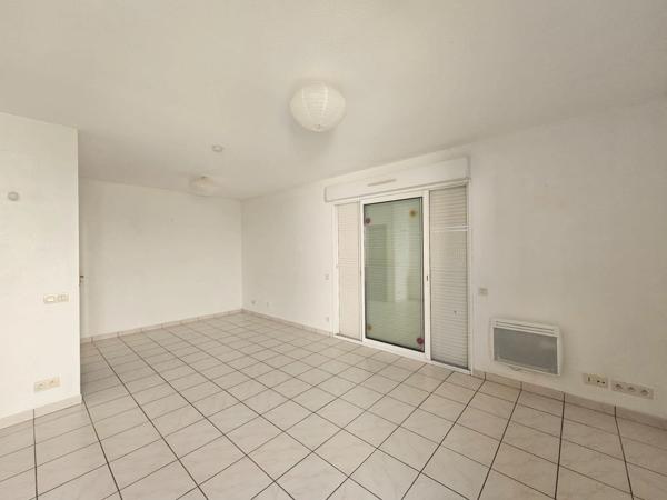 Appartement rez de chaussé situé dans une résidence sénior, commodités à pied