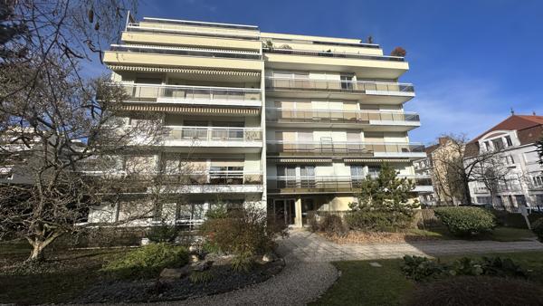 Appartement
                                                                                                                                                                                                                                                                                                                        5 pièce(s)                                                                                                                                                                                                          3 chambre(s)                                                                                                                                                                                                          121  m²