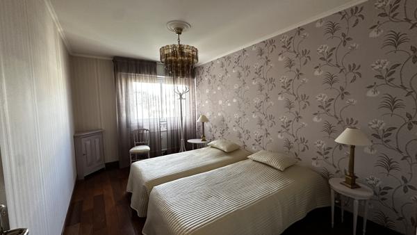 Appartement
                                                                                                                                                                                                                                                                                                                        5 pièce(s)                                                                                                                                                                                                          3 chambre(s)                                                                                                                                                                                                          121  m²