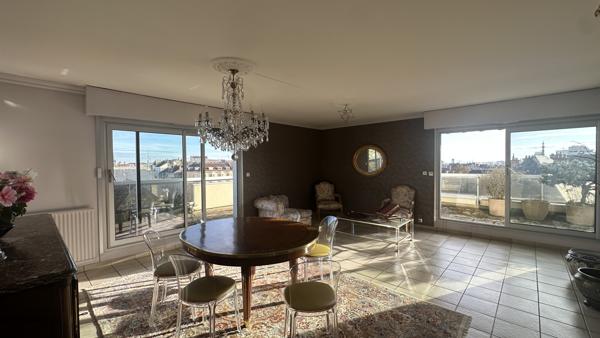 Appartement
                                                                                                                                                                                                                                                                                                                        5 pièce(s)                                                                                                                                                                                                          3 chambre(s)                                                                                                                                                                                                          121  m²