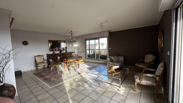 Appartement
                                                                                                                                                                                                                                                                                                                        5 pièce(s)                                                                                                                                                                                                          3 chambre(s)                                                                                                                                                                                                          121  m²