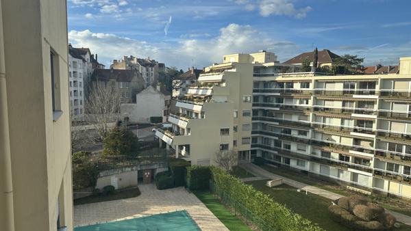 Appartement
                                                                                                                                                                                                                                                                                                                        5 pièce(s)                                                                                                                                                                                                          3 chambre(s)                                                                                                                                                                                                          121  m²