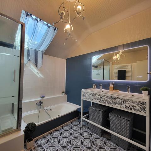 Appartement / Maison Atypique – 126 m² - 2 chambres - 4 garages