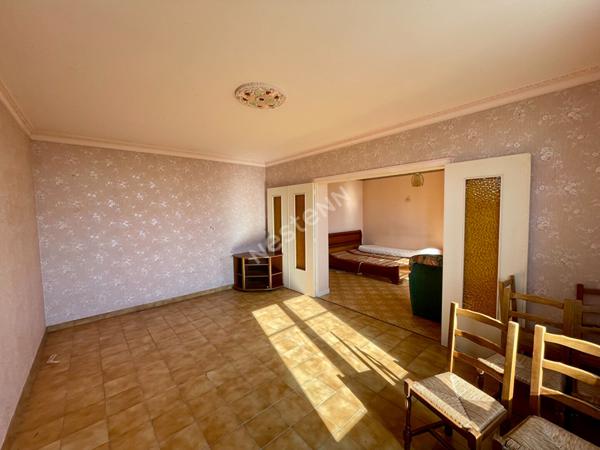 A vendre à CHEVAIGNÉ maison de 110m² habitables, 3 chambres , une salle de bains, un double garage, un terrain clos de 420m²