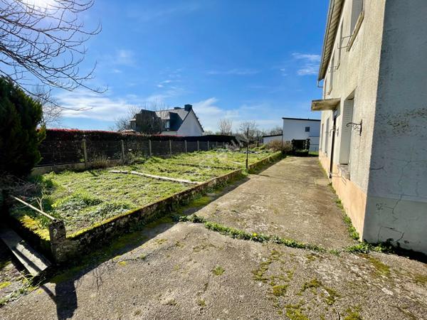 A vendre à CHEVAIGNÉ maison de 110m² habitables, 3 chambres , une salle de bains, un double garage, un terrain clos de 420m²