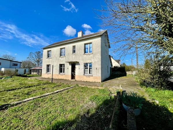 A vendre à CHEVAIGNÉ maison de 110m² habitables, 3 chambres , une salle de bains, un double garage, un terrain clos de 420m²