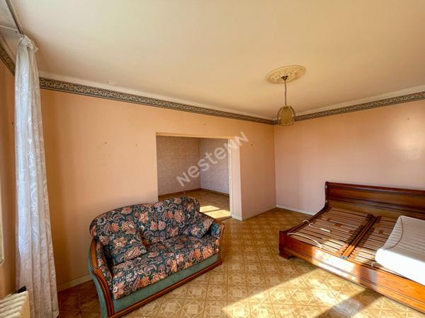 A vendre à CHEVAIGNÉ maison de 110m² habitables, 3 chambres , une salle de bains, un double garage, un terrain clos de 420m²