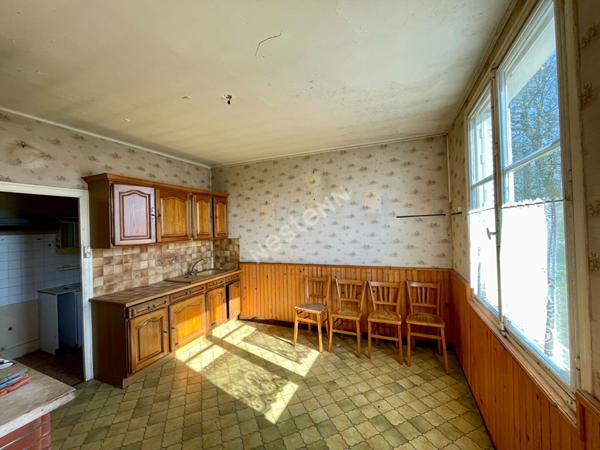 A vendre à CHEVAIGNÉ maison de 110m² habitables, 3 chambres , une salle de bains, un double garage, un terrain clos de 420m²