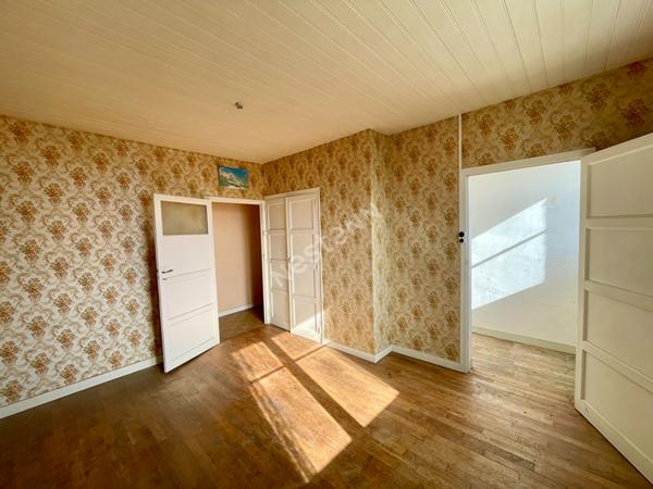 A vendre à CHEVAIGNÉ maison de 110m² habitables, 3 chambres , une salle de bains, un double garage, un terrain clos de 420m²