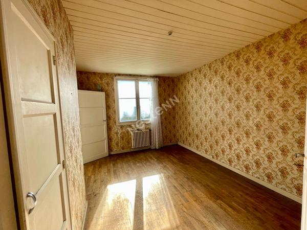 A vendre à CHEVAIGNÉ maison de 110m² habitables, 3 chambres , une salle de bains, un double garage, un terrain clos de 420m²