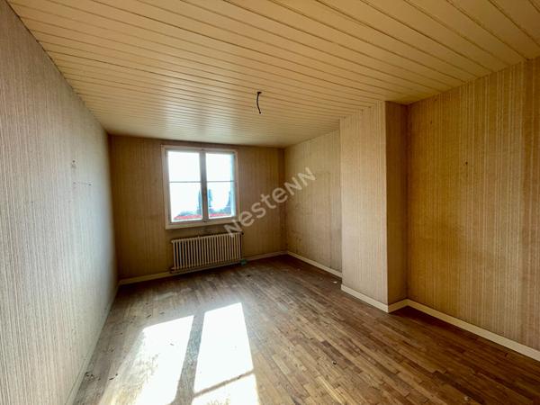 A vendre à CHEVAIGNÉ maison de 110m² habitables, 3 chambres , une salle de bains, un double garage, un terrain clos de 420m²