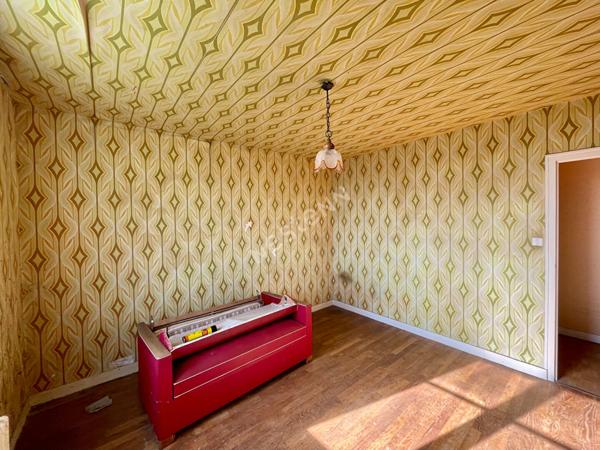 A vendre à CHEVAIGNÉ maison de 110m² habitables, 3 chambres , une salle de bains, un double garage, un terrain clos de 420m²