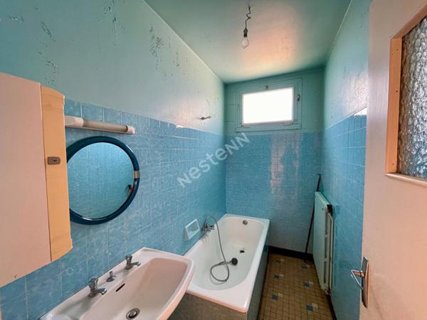 A vendre à CHEVAIGNÉ maison de 110m² habitables, 3 chambres , une salle de bains, un double garage, un terrain clos de 420m²