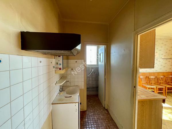 A vendre à CHEVAIGNÉ maison de 110m² habitables, 3 chambres , une salle de bains, un double garage, un terrain clos de 420m²