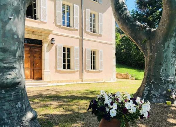 AUPS – Élégante Bastide Bourgeoise du XVIIIe siècle avec Piscine et Parc Arboré
