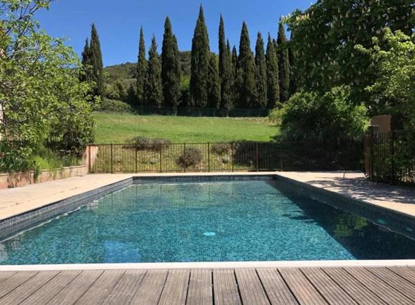 AUPS – Élégante Bastide Bourgeoise du XVIIIe siècle avec Piscine et Parc Arboré