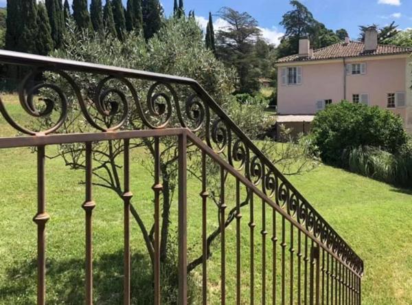 AUPS – Élégante Bastide Bourgeoise du XVIIIe siècle avec Piscine et Parc Arboré