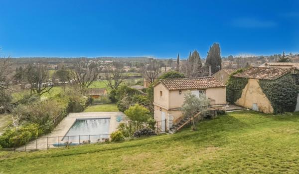 AUPS – Élégante Bastide Bourgeoise du XVIIIe siècle avec Piscine et Parc Arboré