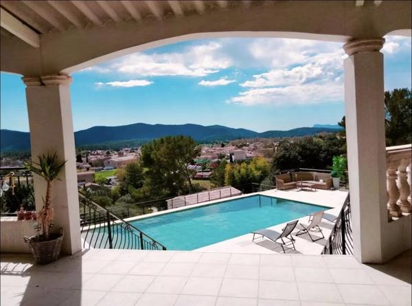 Pignans : Villa dominante de 238 m² avec vue panoramique et fort potentiel de rendement