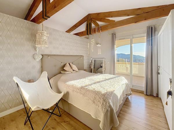 Pignans : Villa dominante de 238 m² avec vue panoramique et fort potentiel de rendement