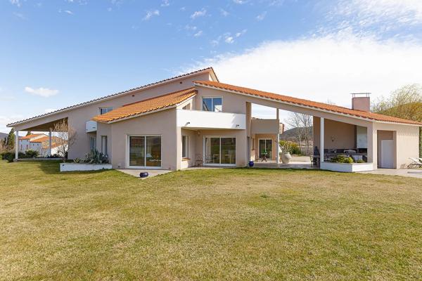 VILLA D'ARCHITECTE AUX VUES PANORAMIQUES SUR 2 HECTARES, SR VINCA