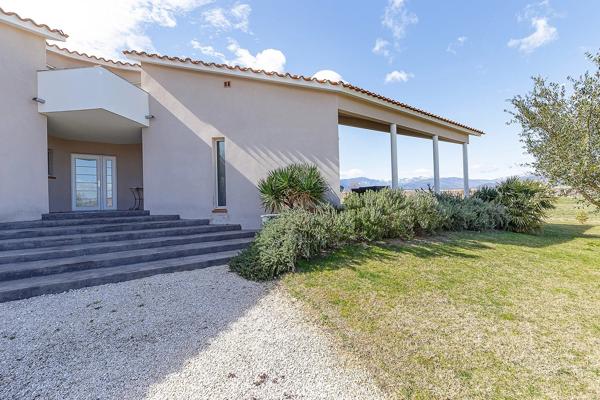 VILLA D'ARCHITECTE AUX VUES PANORAMIQUES SUR 2 HECTARES, SR VINCA