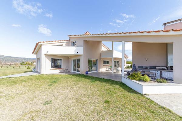 VILLA D'ARCHITECTE AUX VUES PANORAMIQUES SUR 2 HECTARES, SR VINCA