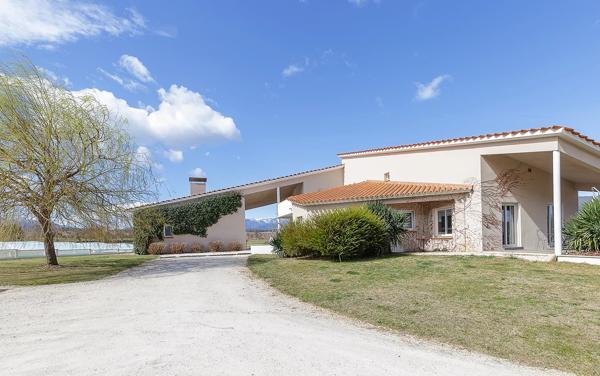 VILLA D'ARCHITECTE AUX VUES PANORAMIQUES SUR 2 HECTARES, SR VINCA