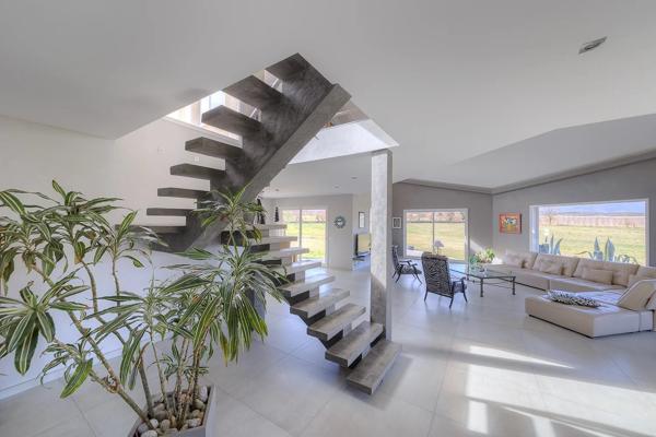 VILLA D'ARCHITECTE AUX VUES PANORAMIQUES SUR 2 HECTARES, SR VINCA