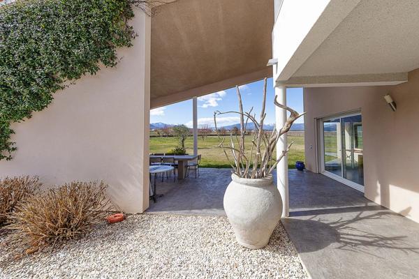 VILLA D'ARCHITECTE AUX VUES PANORAMIQUES SUR 2 HECTARES, SR VINCA