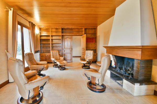 Maison à vendre 10 pièces TONNAY CHARENTE Proche (17)-320 m² habitables-garage- jardin 5 500 m².