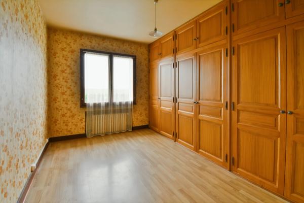Maison à vendre 10 pièces TONNAY CHARENTE Proche (17)-320 m² habitables-garage- jardin 5 500 m².