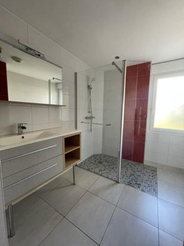 À LOUER – Maison 4 pièces avec extérieurs – Les Brouzils centre-bourg