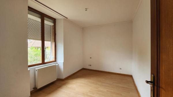 Maison T4 avec dépendance : idéal pour télétravail, location ou logement d’appoint.