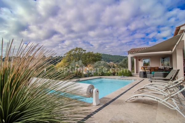 Rare à Cotignac – Villa contemporaine avec piscine, dans un écrin de calme et de nature