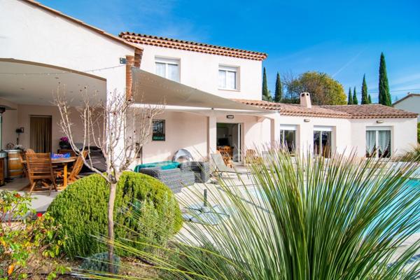 Rare à Cotignac – Villa contemporaine avec piscine, dans un écrin de calme et de nature