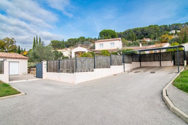 Rare à Cotignac – Villa contemporaine avec piscine, dans un écrin de calme et de nature