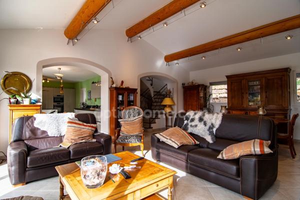 Rare à Cotignac – Villa contemporaine avec piscine, dans un écrin de calme et de nature