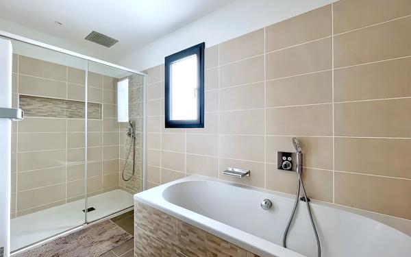 Maison à vendre    7 pièces •  Nîmes