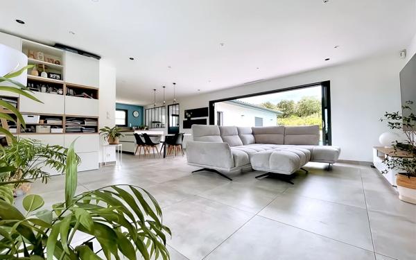 Maison à vendre    7 pièces •  Nîmes