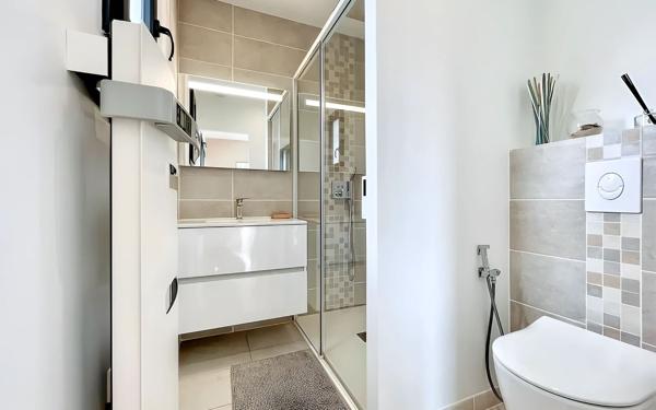 Maison à vendre    7 pièces •  Nîmes